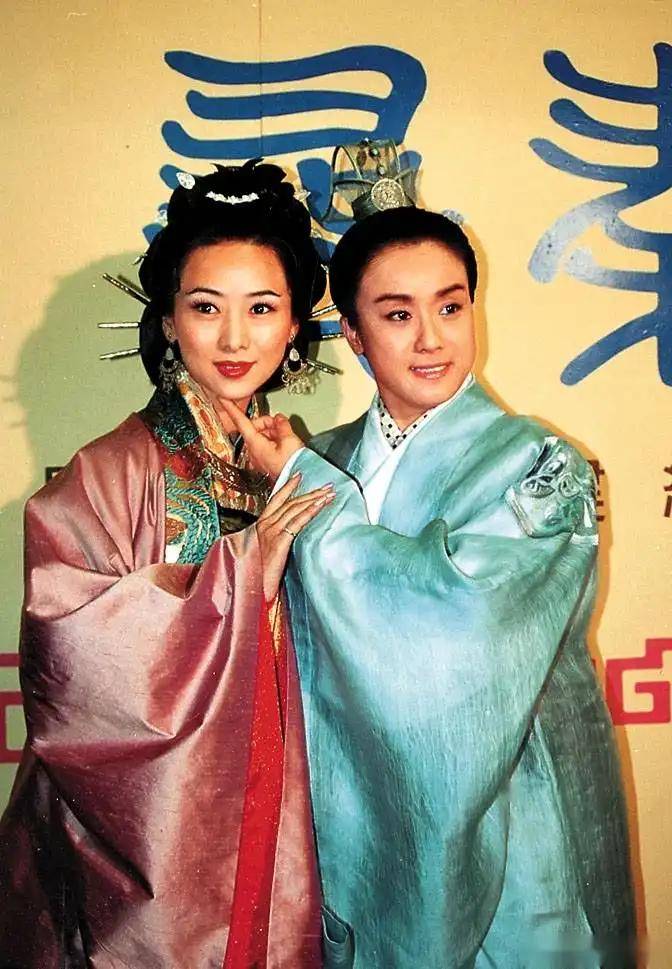 翁虹16岁女儿准备出道，酷爱做美食，遗传了妈妈的高颜值