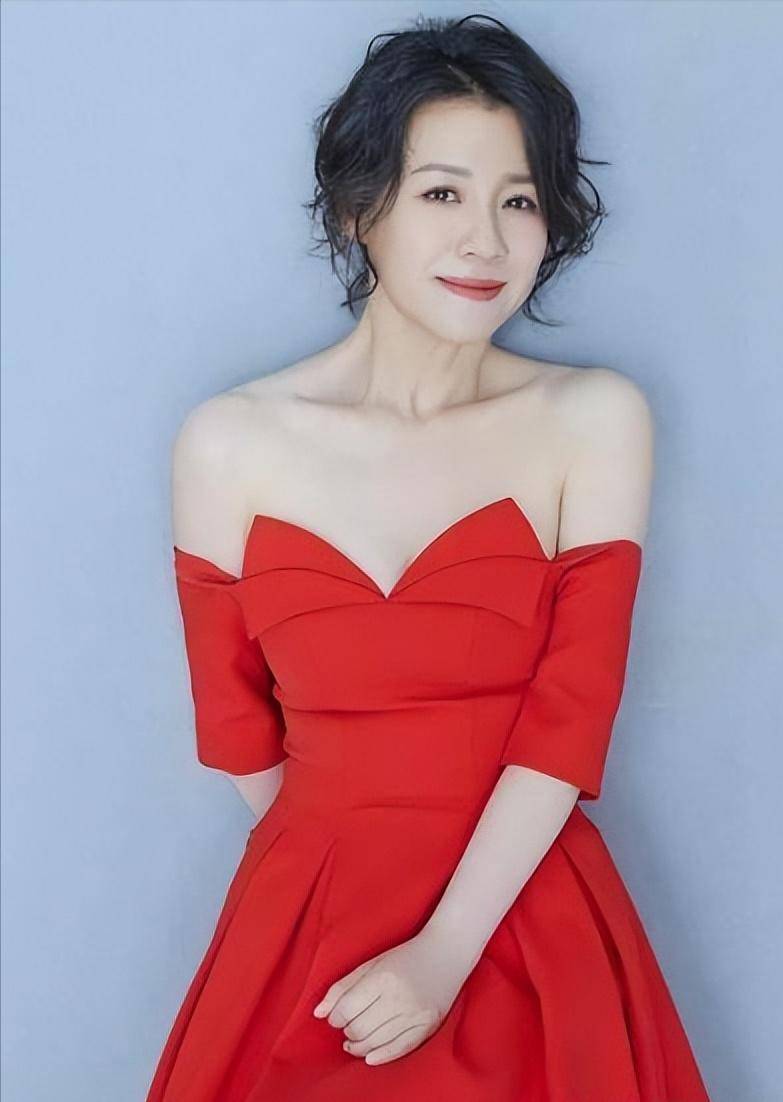 身价过亿豪门阔太，年过40被导演拉来救场，现在却意外爆红