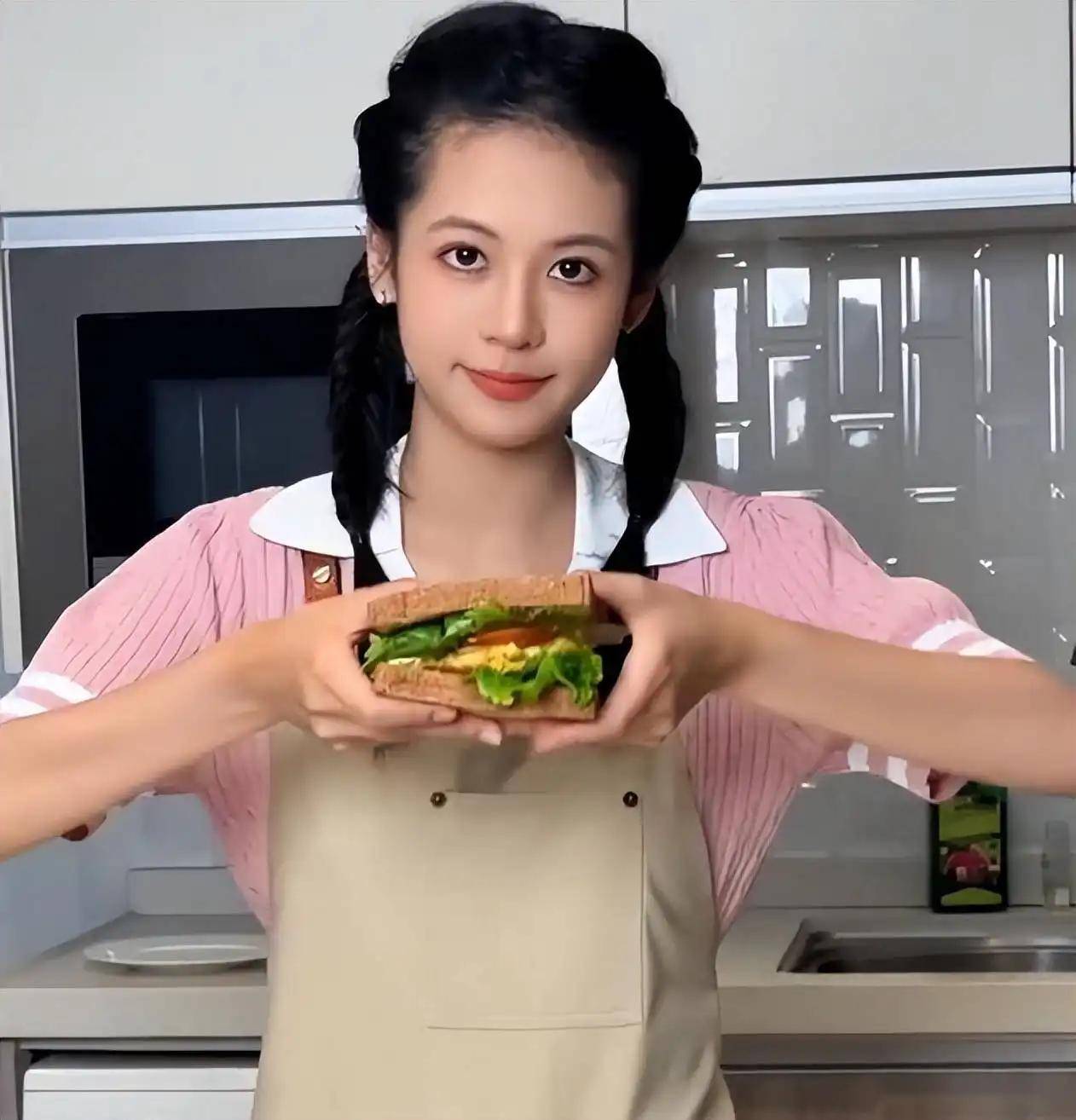 翁虹16岁女儿准备出道，酷爱做美食，遗传了妈妈的高颜值