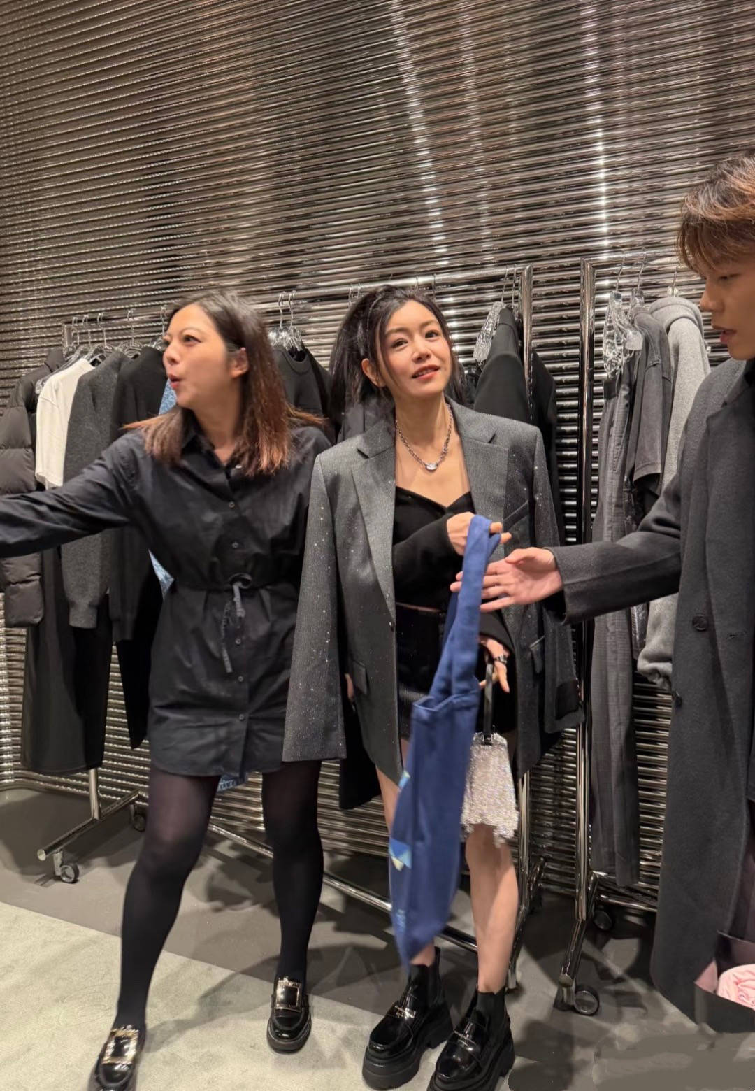 42岁陈妍希亮相活动，亮片西装配超短裤又美又飒，看着像二十出头