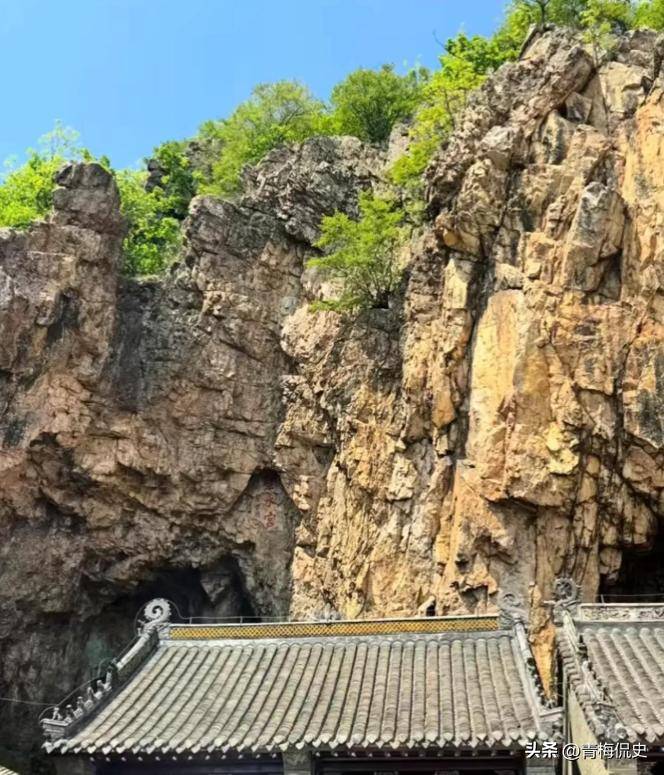 辛柏青带17岁女儿寺庙祈福！父女俩一直牵着手，李乃文也陪在身边