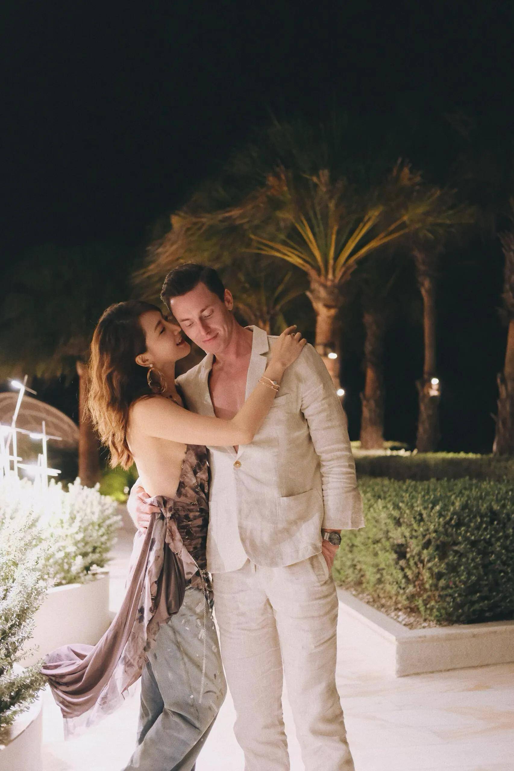 陈赫前妻许婧晒照庆39岁生日，和大帅哥老公甜蜜秀恩爱，登对养眼