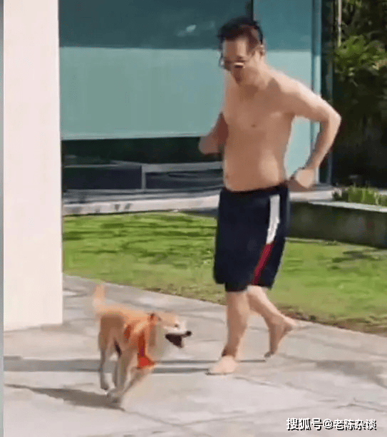 62岁李连杰豪宅游泳，大腹便便并无刀疤，脱光上衣向网友自证清白