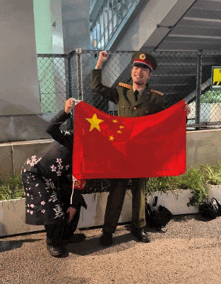 近日!日本军迷穿中国军服唱《歌唱祖国》?是驻日本部队吗?