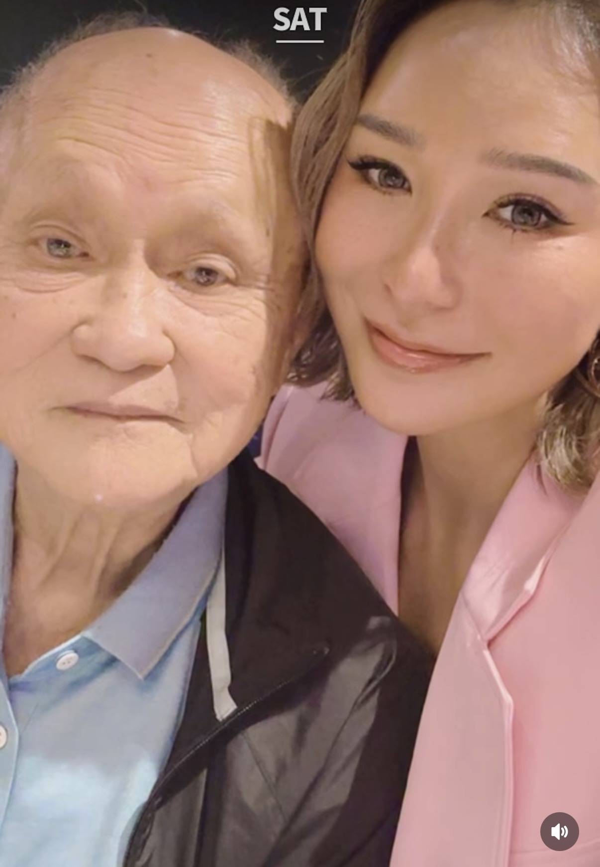 洗米嫂45岁生日全家聚会,娘家人罕见现身,姐妹同框长得都像母亲