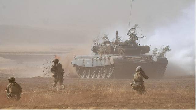 解放军打头阵,10国军队齐聚奔赴伊朗,哈梅内伊终于等到“救星”