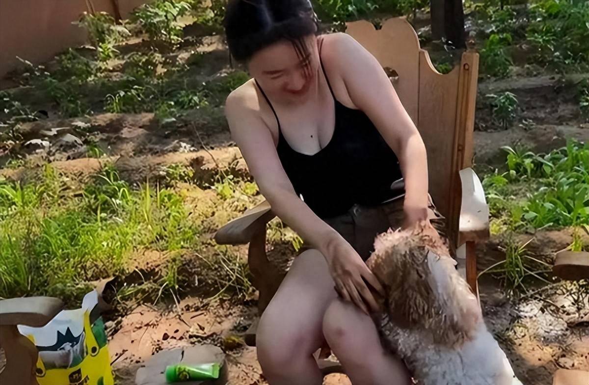 43岁霍思燕现身自家豪宅穿吊带裙种地惹群嘲但这身材真绝了