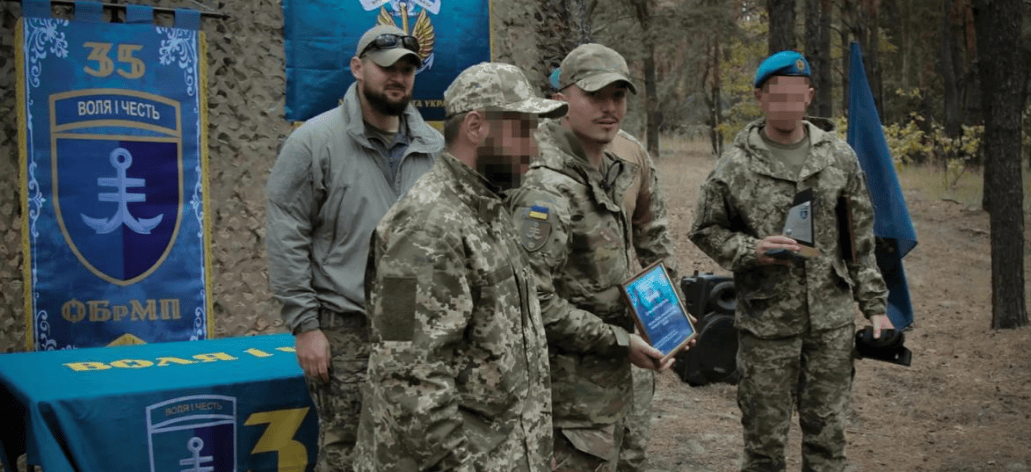 乌军精锐部队开大会授勋,一枚俄罗斯导弹从天而降,瞬间化为火海