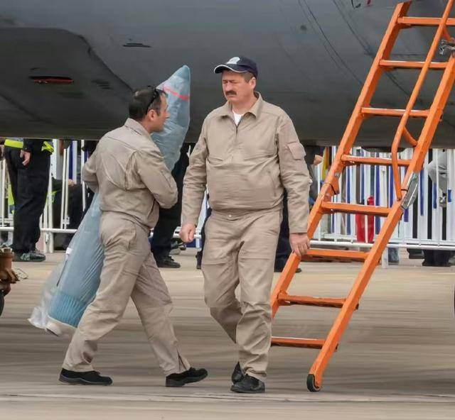 俄战机抵南昌进货,成箱啤酒搬进伊尔76,“东风5C”也想带回国