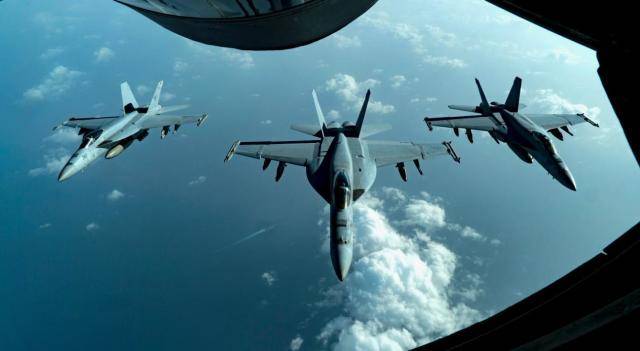 洪都的“中华小蜜蜂”,双垂尾的教练-10,加装了有源相控阵和大屏显