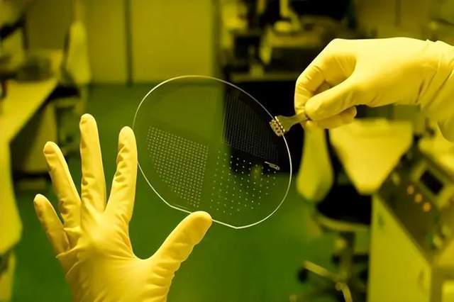 原创             形势严峻：芯片用的光刻胶，国产率只有10%，EUV无法生产