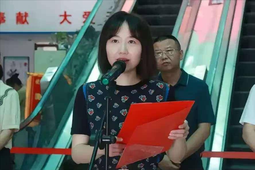 “眼科颜值女王”曾琦罕见美照曝光，颜值气质不输明星，一笑倾城