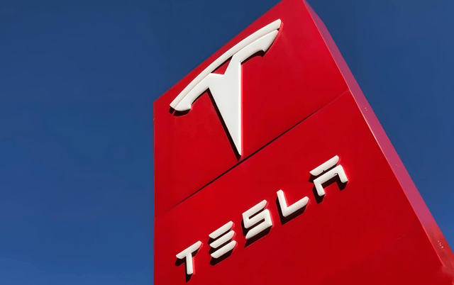 原创 电车又起火了,随时随地,不可预测,拖车都怕了