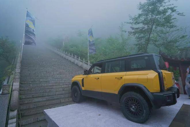 奇瑞在天门山翻了个大车