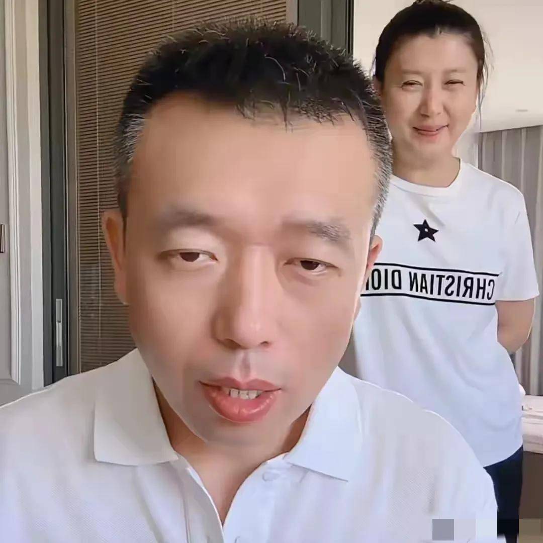 闫学晶带病直播,恶心想吐无法站立,面容憔悴,只能由儿子代劳