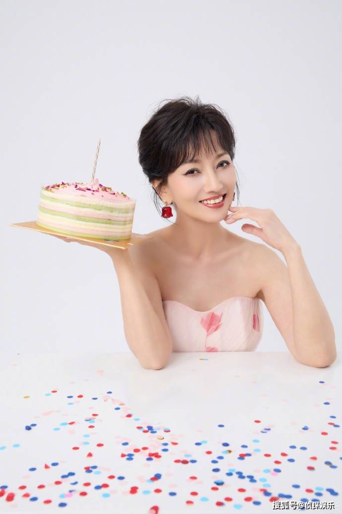 赵雅芝72岁了!生日写真曝光状态超年轻,活泼可爱美了一辈子
