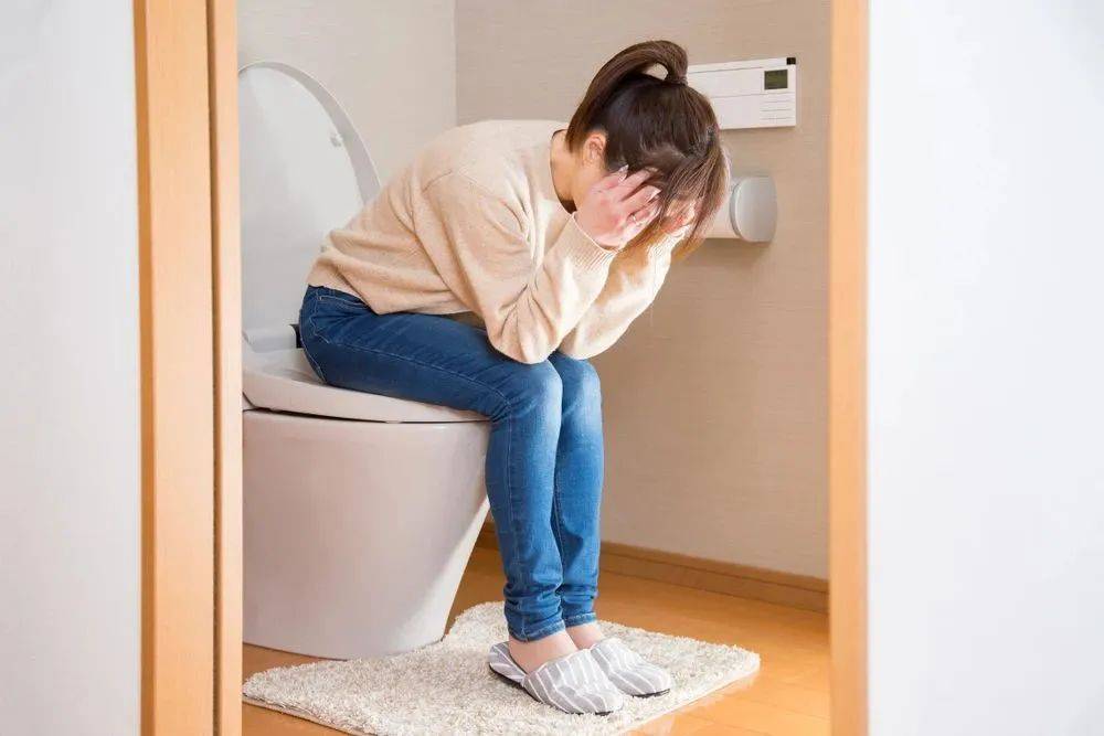 女子地铁漏尿被帅哥骂“没教养”,产后妈妈的尴尬事