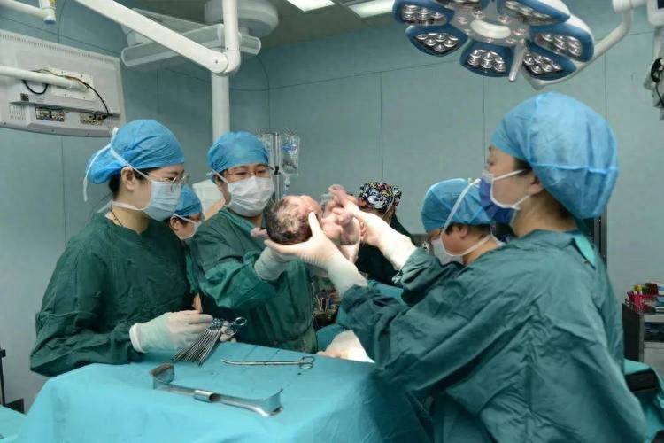 为啥顺产前后都能吃,剖腹产前后都要禁食?医生不说产妇也要清楚