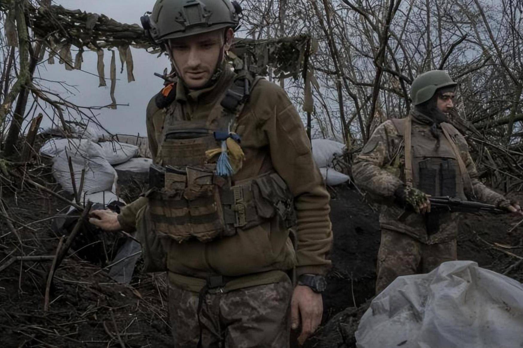 乌军死守红军城政府大楼,四面受敌毫不畏惧,要与红军城共存亡