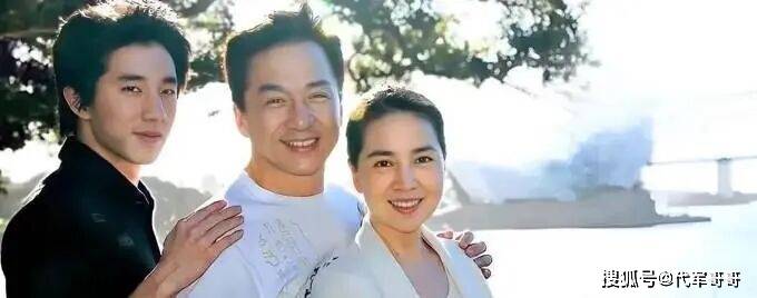 看到林凤娇和10岁房祖名合影,才明白成龙为啥说“一见钟情”