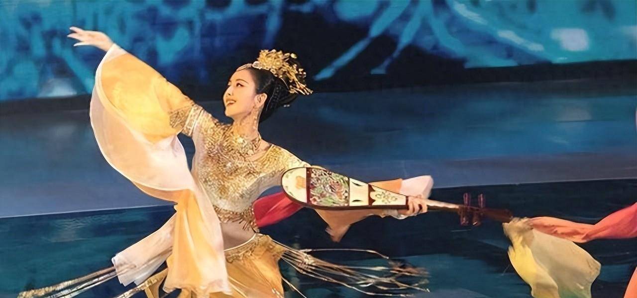 佟丽娅在深圳扫购黄金！头发稀少假发明显满胳膊黄金手串太吸睛