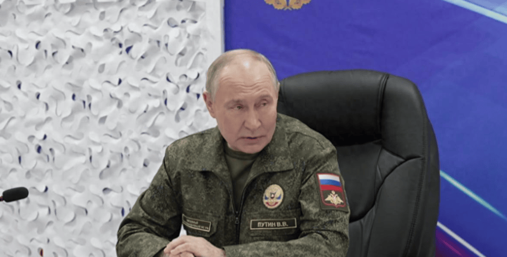 特朗普强推“28点和平计划”,普京一身戎装现身前线,美俄一文一武要泽连斯基彻底认命