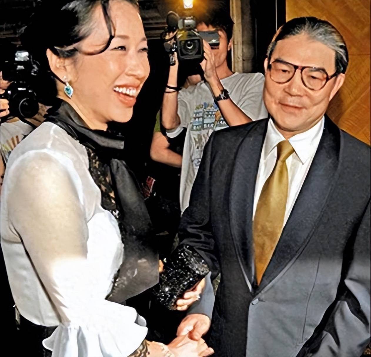 65岁朱玲玲二次净身出户离婚，她的一生让网友赞叹：太厉害了