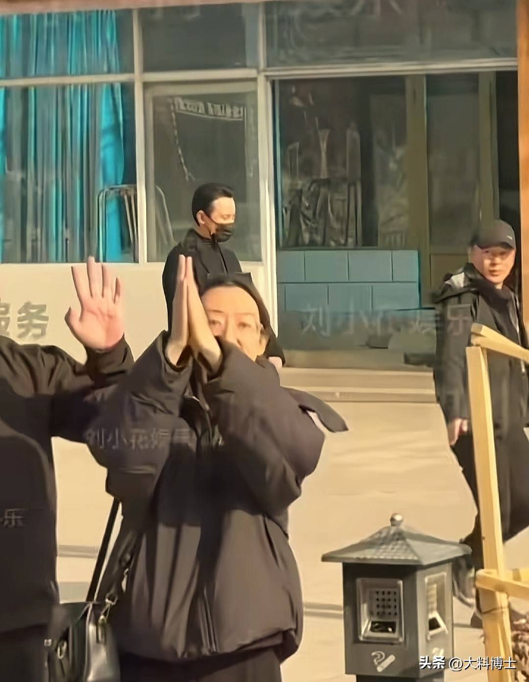 吃相太难看，唐嫣罗晋八宝山为父送行，令人恶心的一幕出现了！