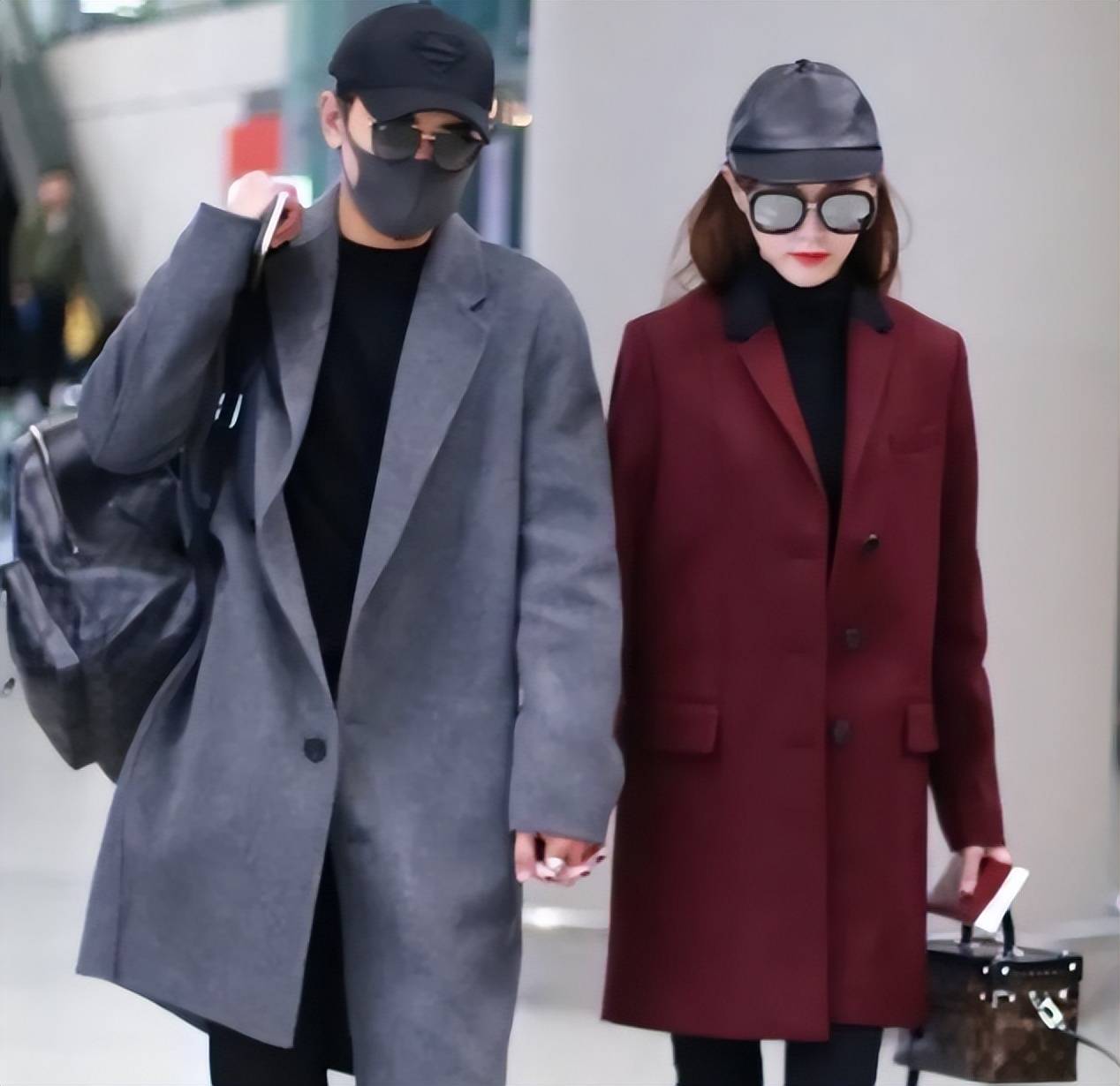 唐嫣现身罗晋父亲葬礼，作为儿媳送公公骨灰上车，罗晋在前捧遗像