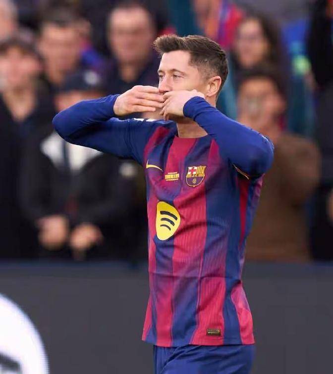 “4-0大胜！巴萨时隔两年半主场首秀亚马尔