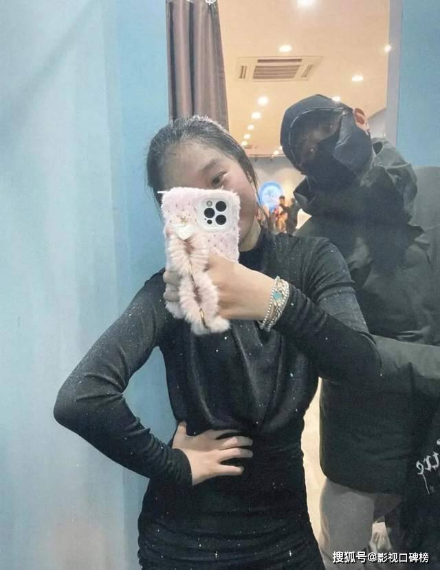 马伊琍的大女儿晒外婆织的围巾，素颜出镜的她很清秀，五官似文章