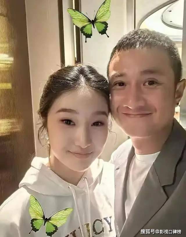 马伊琍的大女儿晒外婆织的围巾，素颜出镜的她很清秀，五官似文章