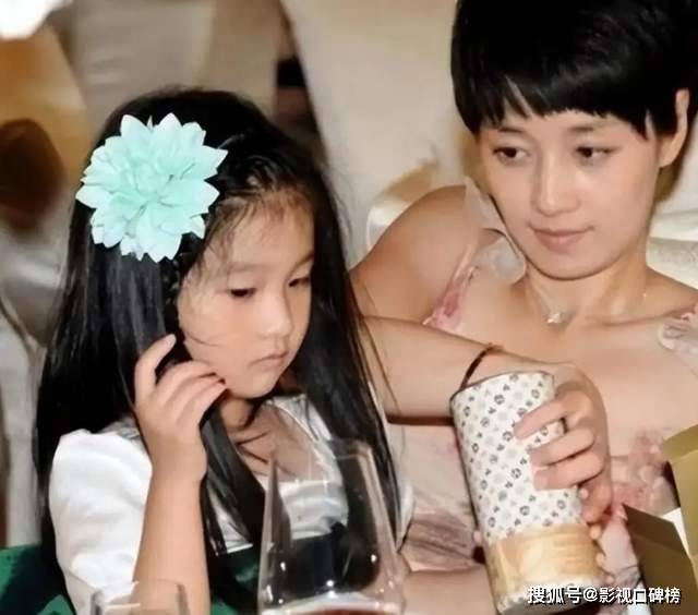 马伊琍的大女儿晒外婆织的围巾，素颜出镜的她很清秀，五官似文章
