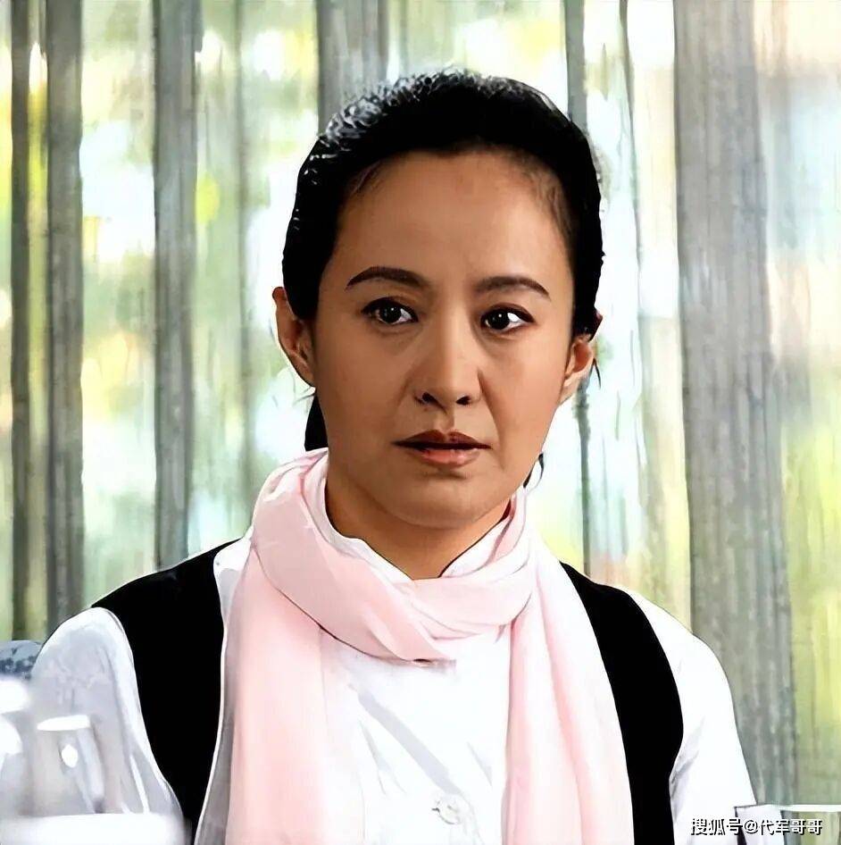 她嫁大13岁名导被捧红,丈夫不幸病逝,如今56岁单身无儿无女