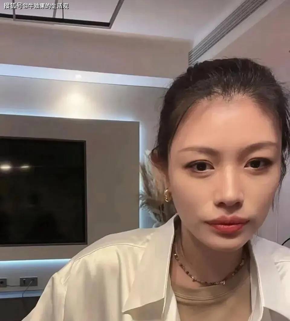 20岁汪峰女儿小苹果官宣恋情，汪峰章子怡葛荟婕都沉默了