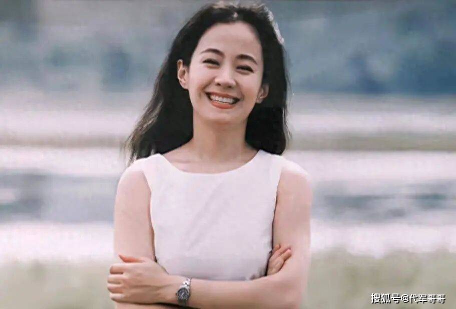 她嫁大13岁名导被捧红,丈夫不幸病逝,如今56岁单身无儿无女