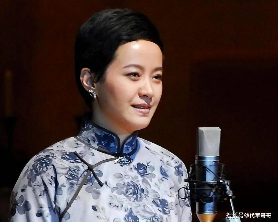 她嫁大13岁名导被捧红,丈夫不幸病逝,如今56岁单身无儿无女