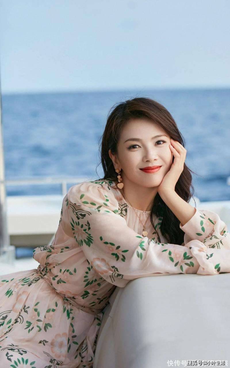 刘涛魅力无限,躺在台球桌上的照片非常勾魂