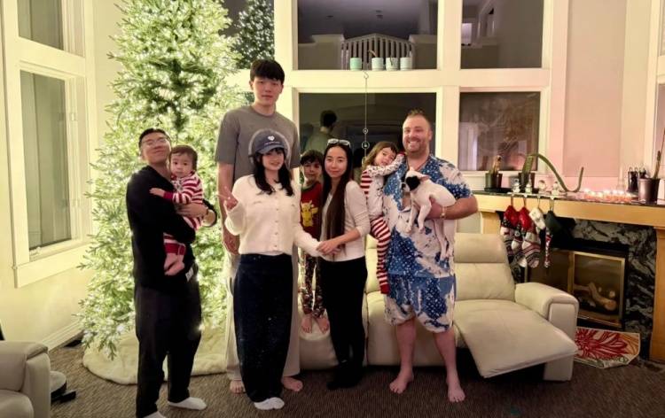 杨瀚森与女友一起在当地华人家中过感恩节