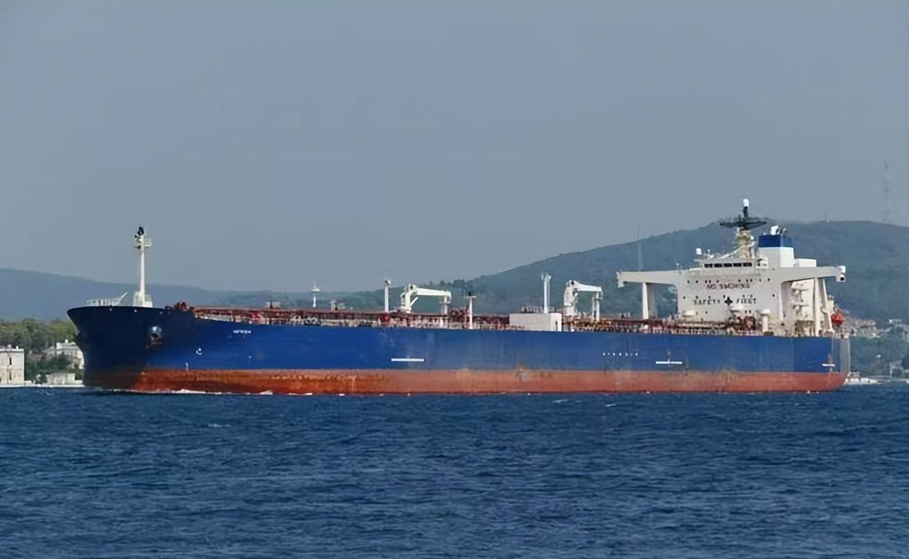 俄罗斯2艘巨轮从中东返航，刚过北约防线突然被命中：整夜大爆炸