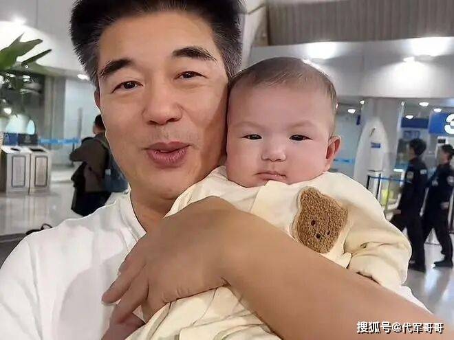 58岁演员周惠林娶31岁央视主持人,女儿才三个月大,婚姻生活很幸福