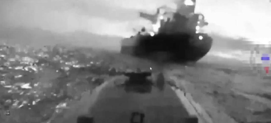 乌克兰得意忘形，黑海三声巨响，自爆艇突袭得手，炸掉美国资产？