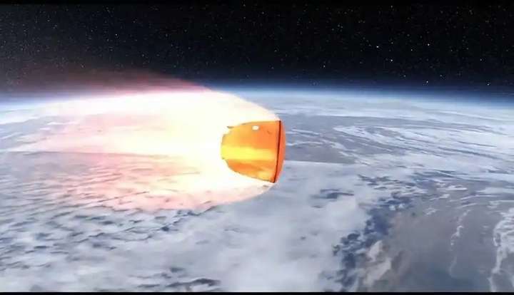 原创 舷窗玻璃被贯穿,撞痕为三角形,撞击物大小如小米粒!神舟二十号飞船撞击情况首次披露