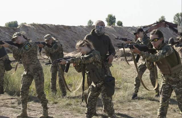 乌军快打光了,外籍雇佣军也开始恐慌,乌军女子突击队进入战场