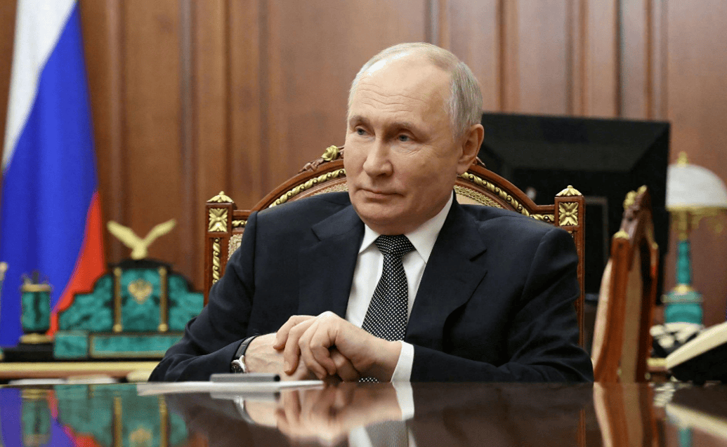 王毅外长刚到莫斯科，普京就送上两份“大礼”，特朗普发现不对劲！