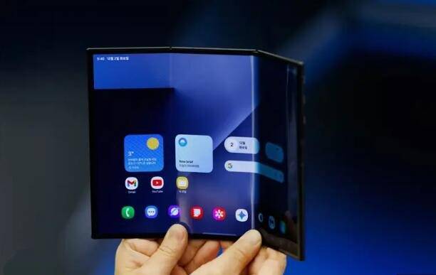 原创             遥遥落后！三星首款三折叠屏手机发布，华为看后表示：就这？