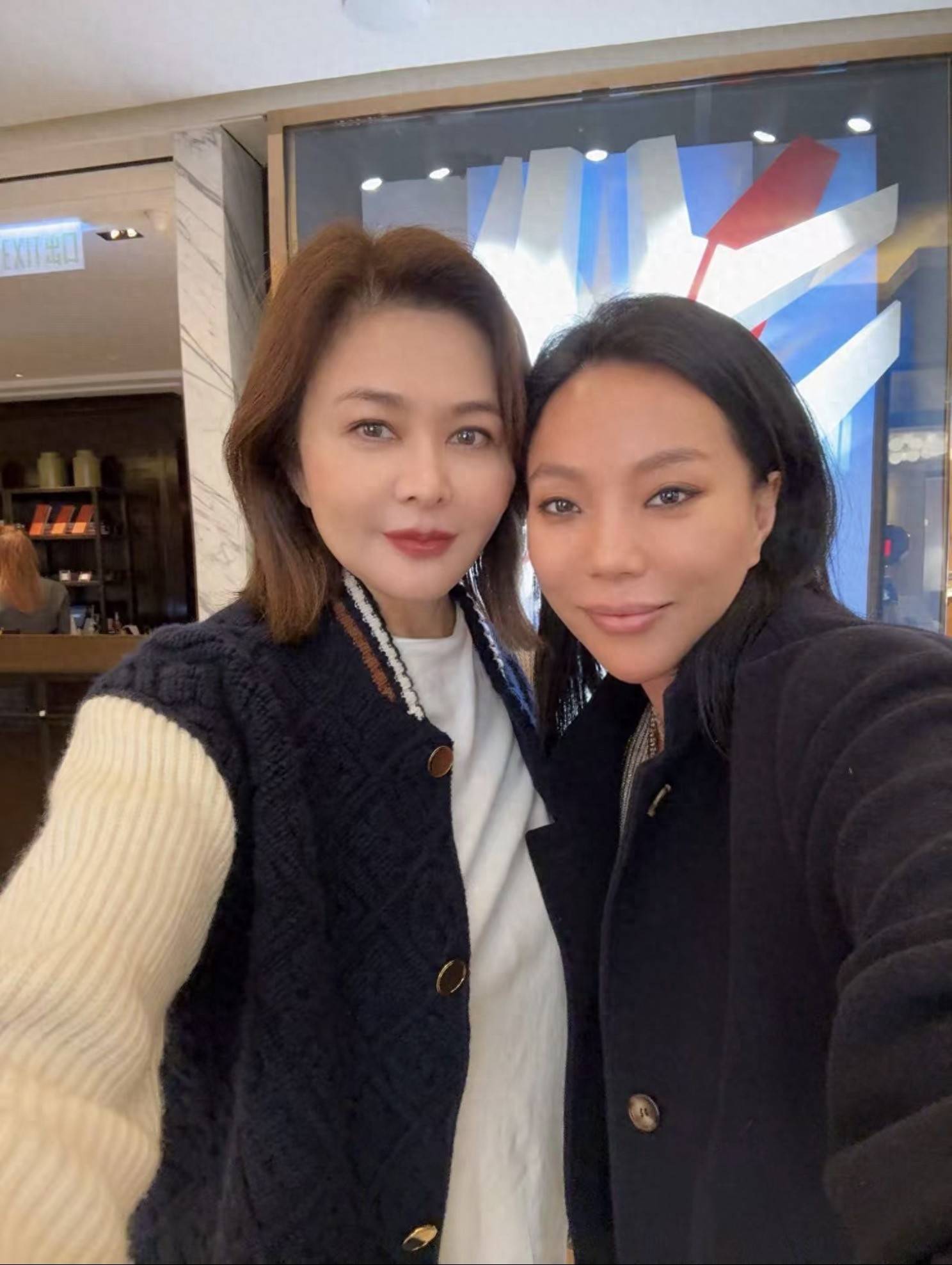 关之琳看演出为火灾默哀，低头坐着表情凝重，上山诗钠在旁看手机