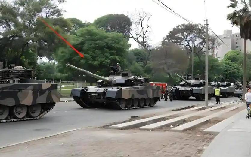 该国买中国坦克，阅兵完就退货，之后想租无人机时，霸气送它4字