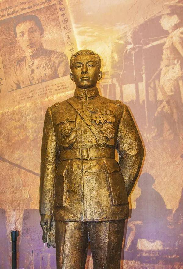 造成张学良长期软禁的人，除蒋介石外，还有张学良信任的手下