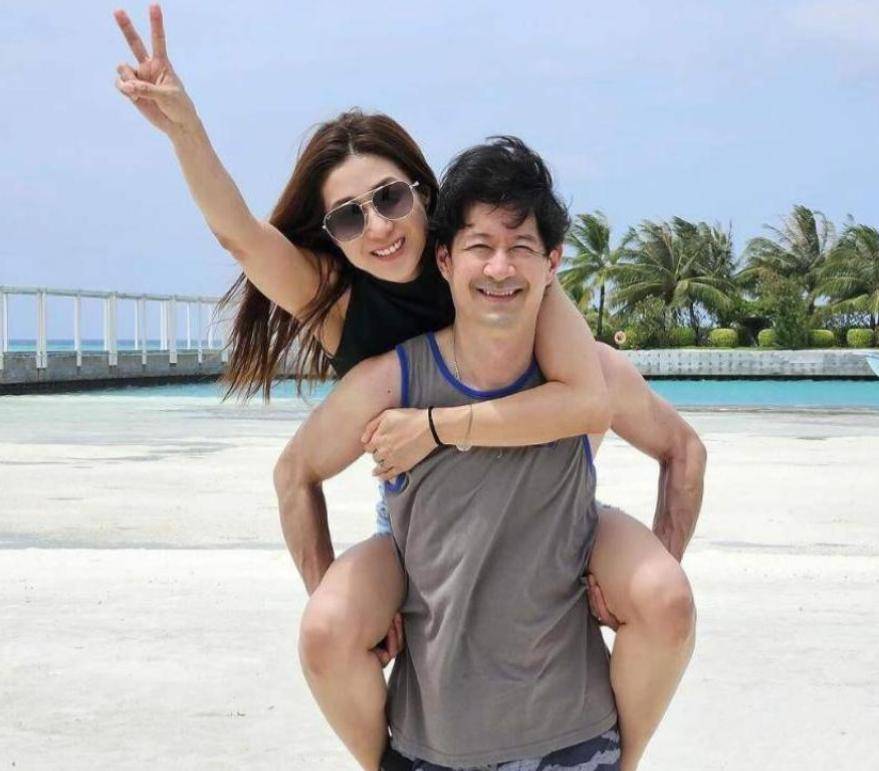 钟嘉欣婚变风波后晒全家福！提前一个月装饰圣诞树，老公没露面